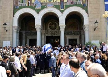 Εικόνα από την εξόδιο ακολουθία του Γιάννη Βαρβιτσιώτη (φωτ.: Μιχάλης Καραγιάννης/ EUROKINISSI)