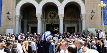 Εικόνα από την εξόδιο ακολουθία του Γιάννη Βαρβιτσιώτη (φωτ.: Μιχάλης Καραγιάννης/ EUROKINISSI)