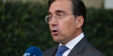 Λίγες ώρες πριν από την ανακοίνωση των ισπανικών ελέγχων, ο υπουργός Εξωτερικών της Ισπανίας Χοσέ Μανουέλ Αλμπάρες είχε δηλώσει πως «δεν υπάρχει κανένας λόγος» για την Ιταλία να διατηρεί προσωρινούς συνοριακούς ελέγχους με την Ισπανία (φωτ.: EPA/ERNESTO GUZMAN)