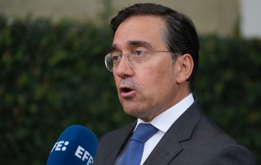 Λίγες ώρες πριν από την ανακοίνωση των ισπανικών ελέγχων, ο υπουργός Εξωτερικών της Ισπανίας Χοσέ Μανουέλ Αλμπάρες είχε δηλώσει πως «δεν υπάρχει κανένας λόγος» για την Ιταλία να διατηρεί προσωρινούς συνοριακούς ελέγχους με την Ισπανία (φωτ.:  EPA/ERNESTO GUZMAN)