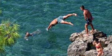 Εικόνα από την παραλία της Αρβανιτιάς στο Ναύπλιο (φωτ.: Βασίλης Παπαδόπουλος / EUROKINISSI)