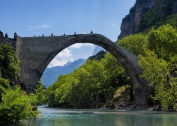 Το Πέτρινο Γεφύρι Κόνιτσας (πηγή: creativecommons.org/licenses/by-sa/4.0)