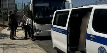 Το επίμαχο λεωφορείο (φωτ.: astynomia.gr)