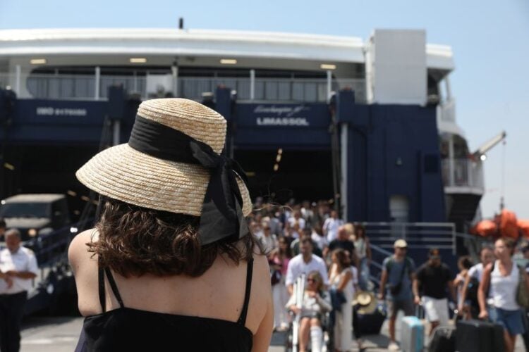 Για κάποιους οι καλοκαιρινές διακοπές τελείωσαν αλλά για άλλους μόλις αρχίζουν... (φωτ.: Δανάη Δαυλοπούλου / EUROKINISSI)