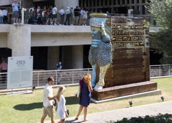 Το Lamassu of Nineveh (2018) του Michael Rakowitz στον περιβάλλοντα χώρο του Μουσείου Ακρόπολης. Ο φτερωτός ταύρος ύψους περίπου 4,3 μέτρων αποτελεί «επανεμφάνιση» της προστατευτικής ασσυριακής θεότητας που βρισκόταν στην Πύλη Νεργκάλ της αρχαίας Νινευή και καταστράφηκε από το ISIS το 2015 (φωτ.: Natalia Tsoukala / ΝΕΟΝ)