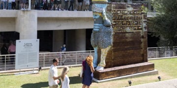 Το Lamassu of Nineveh (2018) του Michael Rakowitz στον περιβάλλοντα χώρο του Μουσείου Ακρόπολης. Ο φτερωτός ταύρος ύψους περίπου 4,3 μέτρων αποτελεί «επανεμφάνιση» της προστατευτικής ασσυριακής θεότητας που βρισκόταν στην Πύλη Νεργκάλ της αρχαίας Νινευή και καταστράφηκε από το ISIS το 2015 (φωτ.: Natalia Tsoukala / ΝΕΟΝ)
