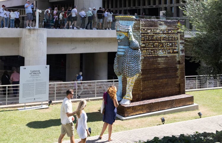Το Lamassu of Nineveh (2018) του Michael Rakowitz στον περιβάλλοντα χώρο του Μουσείου Ακρόπολης. Ο φτερωτός ταύρος ύψους περίπου 4,3 μέτρων αποτελεί «επανεμφάνιση» της προστατευτικής ασσυριακής θεότητας που βρισκόταν στην Πύλη Νεργκάλ της αρχαίας Νινευή και καταστράφηκε από το ISIS το 2015 (φωτ.: Natalia Tsoukala / ΝΕΟΝ)