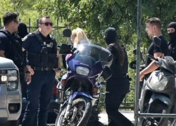 Η 46χρονη κατηγορούμενη κατά την προσαγωγή της, την περασμένη Παρασκευή, σε εισαγγελέα και ανακριτή (φωτ.: EUROKINISSI)