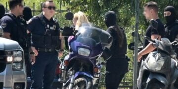 Η 46χρονη κατηγορούμενη κατά την προσαγωγή της, την περασμένη Παρασκευή, σε εισαγγελέα και ανακριτή (φωτ.: EUROKINISSI)