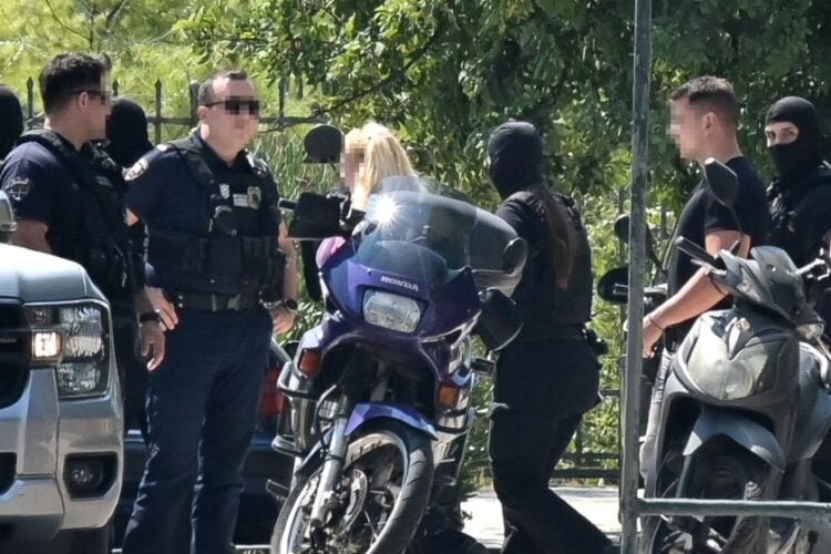 Η 46χρονη κατηγορούμενη κατά την προσαγωγή της, την περασμένη Παρασκευή, σε εισαγγελέα και ανακριτή (φωτ.: EUROKINISSI)