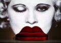 Ο καναπές «Mae West Lips Sofa» του Σαλβαντόρ Νταλί στη διεθνή έκθεσης τέχνης TEFAF, στο Μάαστριχτ της Ολλανδίας, στις 12 Μαρτίου 2015 (φωτ.: EPA / Marcel Van Hoorn)