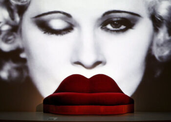 Ο καναπές «Mae West Lips Sofa» του Σαλβαντόρ Νταλί στη διεθνή έκθεσης τέχνης TEFAF, στο Μάαστριχτ της Ολλανδίας, στις 12 Μαρτίου 2015 (φωτ.: EPA / Marcel Van Hoorn)