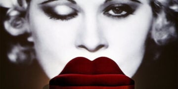 Ο καναπές «Mae West Lips Sofa» του Σαλβαντόρ Νταλί στη διεθνή έκθεσης τέχνης TEFAF, στο Μάαστριχτ της Ολλανδίας, στις 12 Μαρτίου 2015 (φωτ.: EPA / Marcel Van Hoorn)