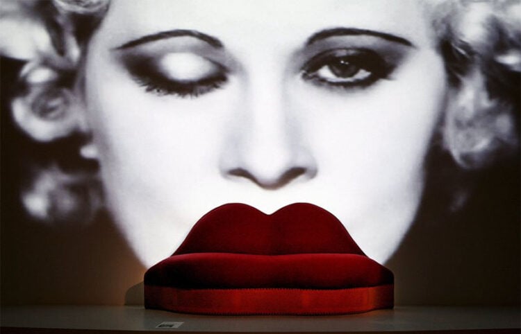 Ο καναπές «Mae West Lips Sofa» του Σαλβαντόρ Νταλί στη διεθνή έκθεσης τέχνης TEFAF, στο Μάαστριχτ της Ολλανδίας, στις 12 Μαρτίου 2015 (φωτ.: EPA / Marcel Van Hoorn)