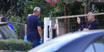 Εικόνα από την περιοχή όπου έγινε η γυναικοκτονία, στη Νέα Σμύρνη (φωτ.: Γιώργος Κονταρίνης/ EUROKINISSI)