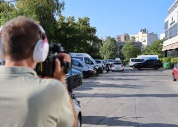 Το υπηρεσιακό όχημα με τις συμβατικές πινακίδες όπου βρέθηκε νεκρός ο 38χρονος αστυνομικός, στην περιοχή του Αγίου Δημητρίου (φωτ.: Γιάννης Παναγόπουλος / EUROKINISSI)