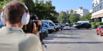 Το υπηρεσιακό όχημα με τις συμβατικές πινακίδες όπου βρέθηκε νεκρός ο 38χρονος αστυνομικός, στην περιοχή του Αγίου Δημητρίου (φωτ.: Γιάννης Παναγόπουλος / EUROKINISSI)