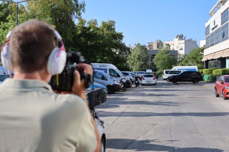 Το υπηρεσιακό όχημα με τις συμβατικές πινακίδες όπου βρέθηκε νεκρός ο 38χρονος αστυνομικός, στην περιοχή του Αγίου Δημητρίου (φωτ.: Γιάννης Παναγόπουλος / EUROKINISSI)