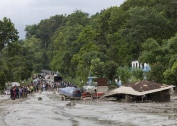 Ορμητικά νερά σάρωσαν το Τρισούλι Μπαζάρ μετά από ξαφνική πλημμύρα, στην περιοχή Νουβακότ του Νεπάλ (φωτ.: EPA/ NARENDRA SHRESTHA)