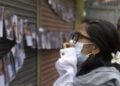 Φωτογραφίες αγνοουμένων εκτίθενται έξω από το Πανεπιστημιακό Εκπαιδευτικό Νοσοκομείο Tribhuvan (TUTH), στο Κατμαντού του Νεπάλ (φωτ.: EPA/ NARENDRA SHRESTHA)