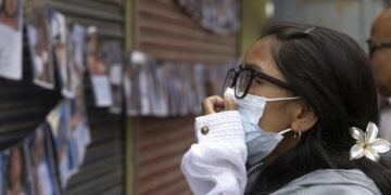 Φωτογραφίες αγνοουμένων εκτίθενται έξω από το Πανεπιστημιακό Εκπαιδευτικό Νοσοκομείο Tribhuvan (TUTH), στο Κατμαντού του Νεπάλ (φωτ.: EPA/ NARENDRA SHRESTHA)