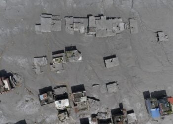 Αεροφωτογραφία κατεστραμμένων σπιτιών στο χωριό Ντελάιτ μετά από την ξαφνική πλημμύρα, στην περιοχή Νουβακότ του Νεπάλ, στις 27 Αυγούστου 2026 (φωτ.: EPA/ NARENDRA SHRESTHA)
