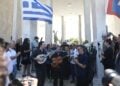 Με μουσική και τραγούδια η πολιτική κηδεία του σπουδαίου ηθοποιού Νίκου Καλογερόπουλου στο Α' Νεκροταφείο Αθηνών (φωτ.: Δανάη Δαυλοπούλου / EUROKINISSI)