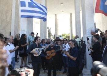 Με μουσική και τραγούδια η πολιτική κηδεία του σπουδαίου ηθοποιού Νίκου Καλογερόπουλου στο Α' Νεκροταφείο Αθηνών (φωτ.: Δανάη Δαυλοπούλου / EUROKINISSI)