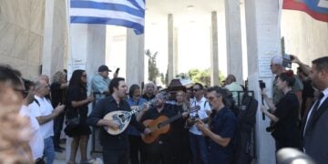 Με μουσική και τραγούδια η πολιτική κηδεία του σπουδαίου ηθοποιού Νίκου Καλογερόπουλου στο Α' Νεκροταφείο Αθηνών (φωτ.: Δανάη Δαυλοπούλου / EUROKINISSI)