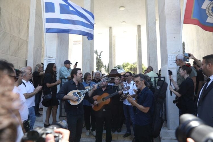 Με μουσική και τραγούδια η πολιτική κηδεία του σπουδαίου ηθοποιού Νίκου Καλογερόπουλου στο Α' Νεκροταφείο Αθηνών (φωτ.: Δανάη Δαυλοπούλου / EUROKINISSI)