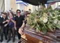 Απαρηγόρητη η σύντροφος της ζωής του δεν θέλει να τον αφήσει να φύγει. Δίπλα της ο ηθοποιός και τραγουδιστής Πάνος Βλάχος (φωτ.: Μιχάλης Παπανικολάου/ EUROKINISSI)