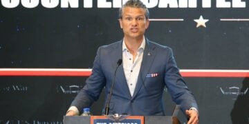 Ο υπουργός Άμυνας των ΗΠΑ Πιτ Χέγκσεθ μιλάει κατά τη διάρκεια συνάντησης της Συμμαχίας κατά των Καρτέλ των Αμερικών (A3C), στην Πόλη του Παναμά (φωτ.: EPA/Carlos Lemos)