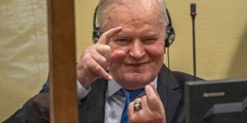 Ο Ράτκο Μλάντιτς πριν από την ανακοίνωση της απόφασης του Εφετείου στο Διεθνές Μηχανισμό για τη Διεξαγωγή των Εναπομεινάντων Ποινικών Δικαστηρίων (IRMCT) στη Χάγη της Ολλανδίας, στις 08 Ιουνίου 2021 (φωτ. αρχείου: EPA/JERRY LAMPEN)