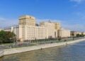 Το κτήριο του Εθνικού Κέντρου Διαχείρισης Άμυνας της Ρωσικής Ομοσπονδίας στην προκυμαία Φρούνζενσκαγια (αριθμός 22) στη Μόσχα (πηγή: A.Savin/ru.wikipedia.org)