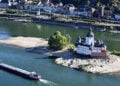Επιβατηγό πλοίο περνά μπροστά από το κάστρο Pfalzgrafenstein στον Ρήνο, στο Κάουμπ της Γερμανίας. 6 Αυγούστου 2026 (φωτ.: EPA / Ronald Wittek)