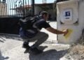 Εικόνα από τις αυτοψίες στις περιοχές που επλήγησαν από την πυρκαγιά στη Σαλαμίνα (φωτ.: Δανάη Δαυλοπούλου/ EUROKINISSI)