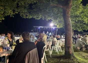 Εικόνα από το περσινό γλέντι στο προαύλιο του Συλλόγου (φωτ.: facebook.com/profile.php?id/Σπουργίτης - Κιλκίς - Πολιτιστικός Σύλλογος)