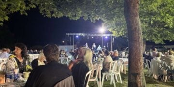 Εικόνα από το περσινό γλέντι στο προαύλιο του Συλλόγου (φωτ.: facebook.com/profile.php?id/Σπουργίτης - Κιλκίς - Πολιτιστικός Σύλλογος)