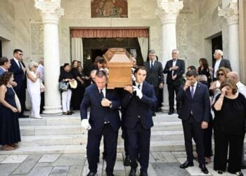 Εικόνα από την εξόδιο ακολουθία του πρώην υπουργού Στέφανου Μάνου (φωτ.: Μιχάλης Καραγιάννης/ EUROKINISSI)