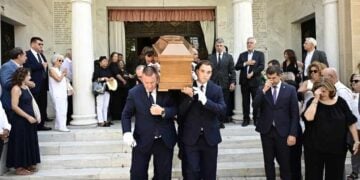 Εικόνα από την εξόδιο ακολουθία του πρώην υπουργού Στέφανου Μάνου (φωτ.: Μιχάλης Καραγιάννης/ EUROKINISSI)
