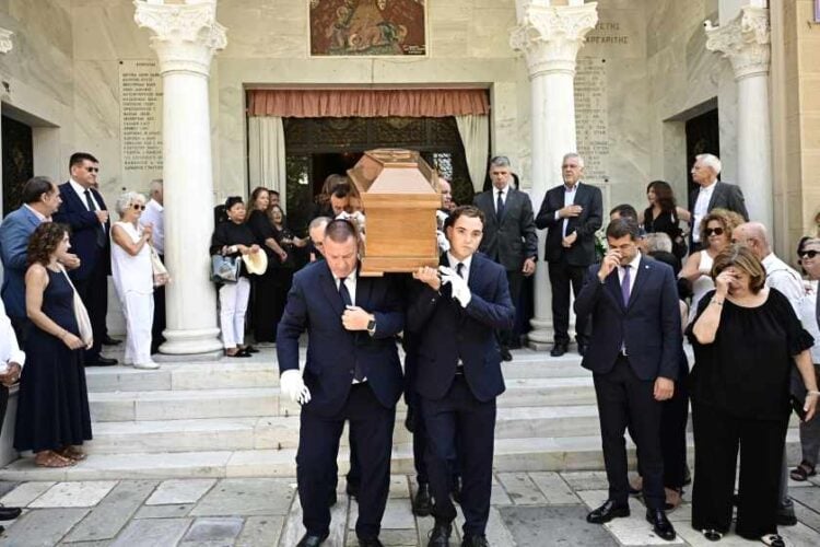 Εικόνα από την εξόδιο ακολουθία του πρώην υπουργού Στέφανου Μάνου (φωτ.: Μιχάλης Καραγιάννης/ EUROKINISSI)