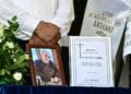 Εικόνα από την κηδεία του συγγραφέα Στέλιου Ράμφου στον Ιερό Ναό Αγίου Παντελεήμονος Χαλανδρίου (φωτ.: Μιχάλης Καραγιάννης/ EUROKINISSI)