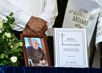 Εικόνα από την κηδεία του συγγραφέα Στέλιου Ράμφου στον Ιερό Ναό Αγίου Παντελεήμονος Χαλανδρίου (φωτ.: Μιχάλης Καραγιάννης/ EUROKINISSI)