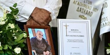 Εικόνα από την κηδεία του συγγραφέα Στέλιου Ράμφου στον Ιερό Ναό Αγίου Παντελεήμονος Χαλανδρίου (φωτ.: Μιχάλης Καραγιάννης/ EUROKINISSI)