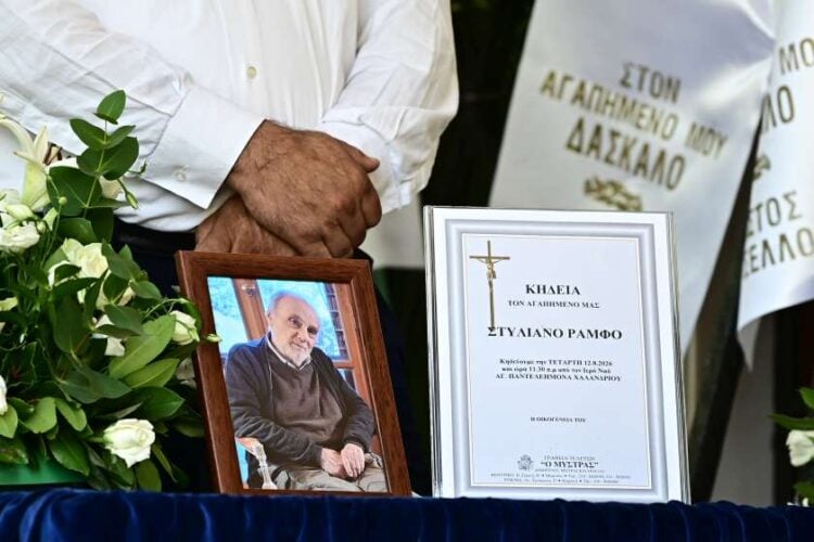 Εικόνα από την κηδεία του συγγραφέα Στέλιου Ράμφου στον Ιερό Ναό Αγίου Παντελεήμονος Χαλανδρίου (φωτ.: Μιχάλης Καραγιάννης/ EUROKINISSI)