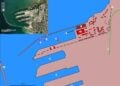 Η ναυτική βάση στο Ταρτούς από δορυφόρο (μικρή εικόνα) και από το OpenStreetMap. Οι ρωσικές προβλήτες αντιστοιχούν στον αριθμό (5) έξω από τον βόρειο κυματοθραύστη. Το μεγαλύτερο μέρος των υπολοίπων εγκαταστάσεων –αριθμημένα κτήρια– εντός της διακεκομμένης γραμμής ανήκει στο Συριακό Ναυτικό (πηγή: en.wikipedia.org/wiki/Tartus_naval_base)