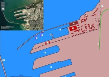 Η ναυτική βάση στο Ταρτούς από δορυφόρο (μικρή εικόνα) και από το OpenStreetMap. Οι ρωσικές προβλήτες αντιστοιχούν στον αριθμό (5) έξω από τον βόρειο κυματοθραύστη. Το μεγαλύτερο μέρος των υπολοίπων εγκαταστάσεων –αριθμημένα κτήρια– εντός της διακεκομμένης γραμμής ανήκει στο Συριακό Ναυτικό (πηγή: en.wikipedia.org/wiki/Tartus_naval_base)