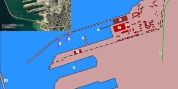 Η ναυτική βάση στο Ταρτούς από δορυφόρο (μικρή εικόνα) και από το OpenStreetMap. Οι ρωσικές προβλήτες αντιστοιχούν στον αριθμό (5) έξω από τον βόρειο κυματοθραύστη. Το μεγαλύτερο μέρος των υπολοίπων εγκαταστάσεων –αριθμημένα κτήρια– εντός της διακεκομμένης γραμμής ανήκει στο Συριακό Ναυτικό (πηγή: en.wikipedia.org/wiki/Tartus_naval_base)