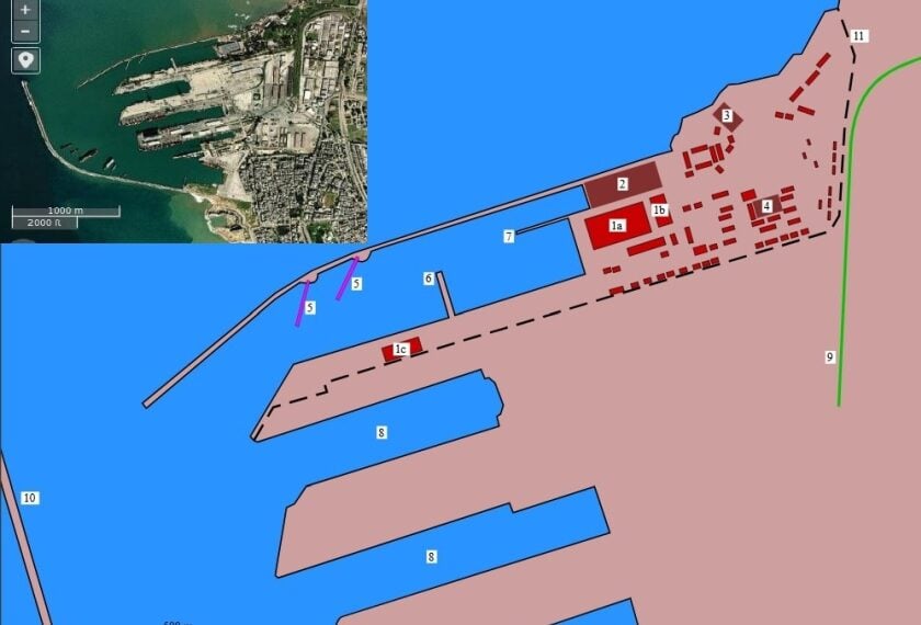 Η ναυτική βάση στο Ταρτούς από δορυφόρο (μικρή εικόνα) και από το OpenStreetMap. Οι ρωσικές προβλήτες αντιστοιχούν στον αριθμό (5) έξω από τον βόρειο κυματοθραύστη. Το μεγαλύτερο μέρος των υπολοίπων εγκαταστάσεων –αριθμημένα κτήρια– εντός της διακεκομμένης γραμμής ανήκει στο Συριακό Ναυτικό (πηγή: en.wikipedia.org/wiki/Tartus_naval_base)