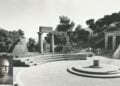 Άποψη του αρχαίου θεάτρου της Επιδαύρου, τον Ιούνιο του 1966, λίγες ώρες πριν από την παράσταση «Ικέτιδες» του Ευριπίδη που σκηνοθέτησε ο Πόντιος δημιουργός Τάκης Μουζενίδης – αριστερά σε νεότερη ηλικία (πηγή: nt-archive.gr/pub/2317)